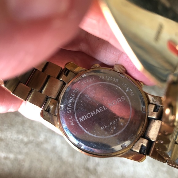 MICHAEL KORS Gold Oversized Runway Watch - Picture 7 of 7